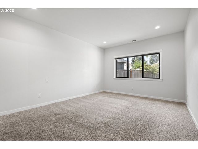 871 SALMONBERRY St, Springfield, OR 97477