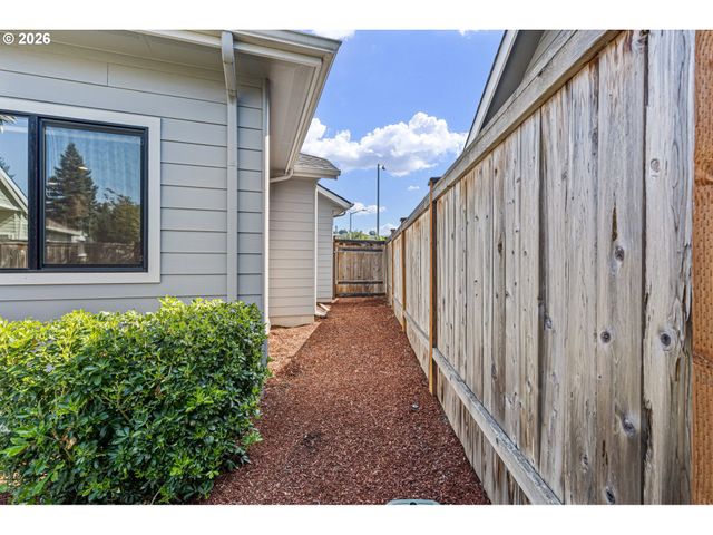 871 SALMONBERRY St, Springfield, OR 97477