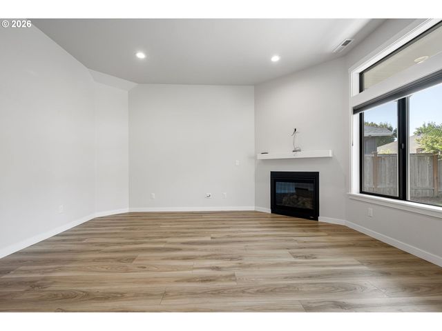 871 SALMONBERRY St, Springfield, OR 97477