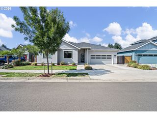871 SALMONBERRY St, Springfield, OR 97477