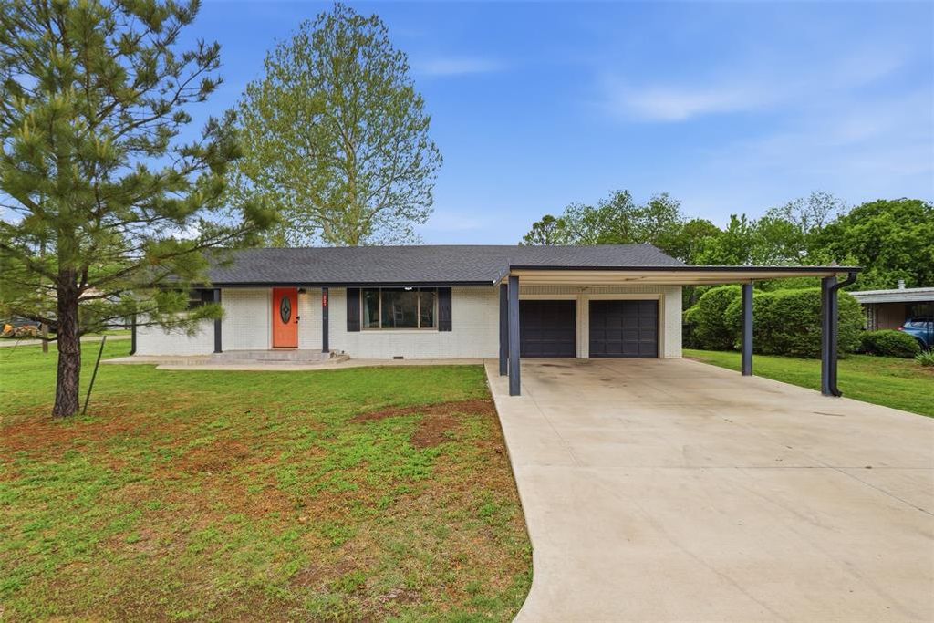 Image 1 of property listing at 221 S Pybas Street, Washington, OK 73093