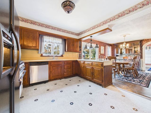 889 High St, Fall River, MA 02720