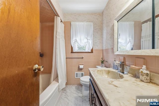 454 Lasalle Avenue, Hasbrouck Heights, NJ 07604