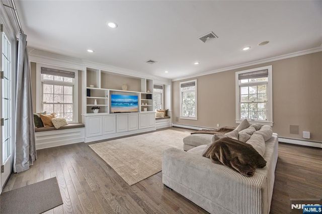 202 Chestnut Ridge Road, Saddle River, NJ 07458