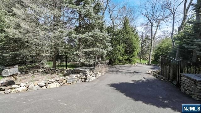 202 Chestnut Ridge Road, Saddle River, NJ 07458