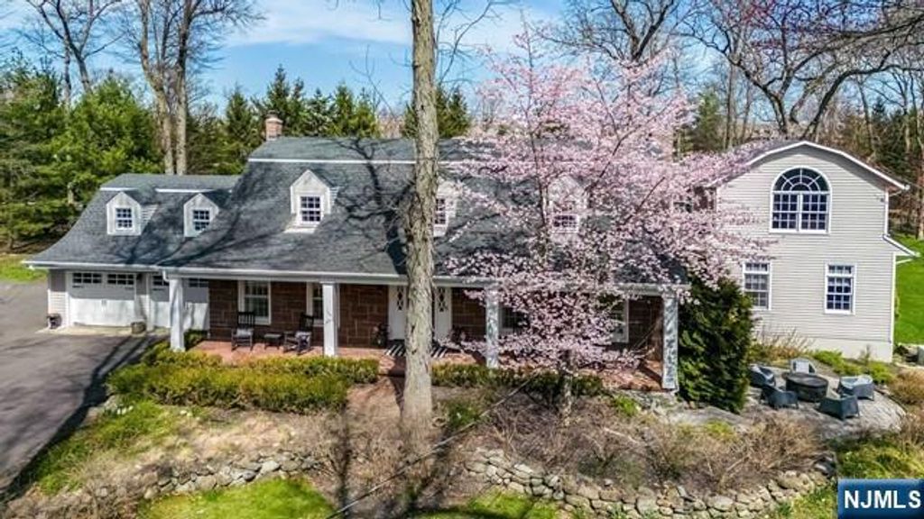 202 Chestnut Ridge Road, Saddle River, NJ 07458