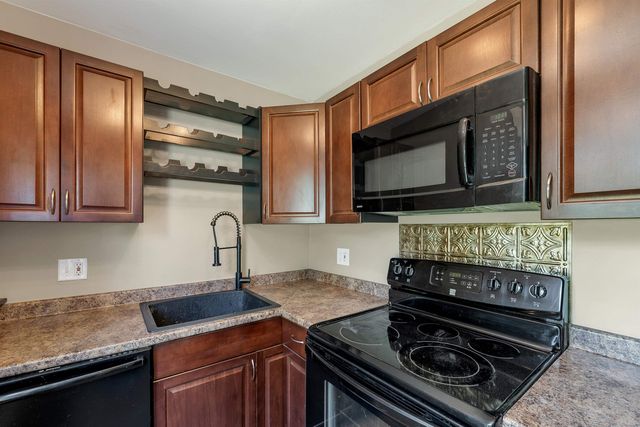 16 Brook Street, Derry, NH 03038
