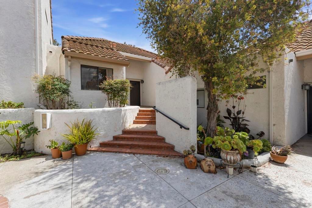 Image 26 of property listing at 4576 Villas Drive, Bonita, CA 91902