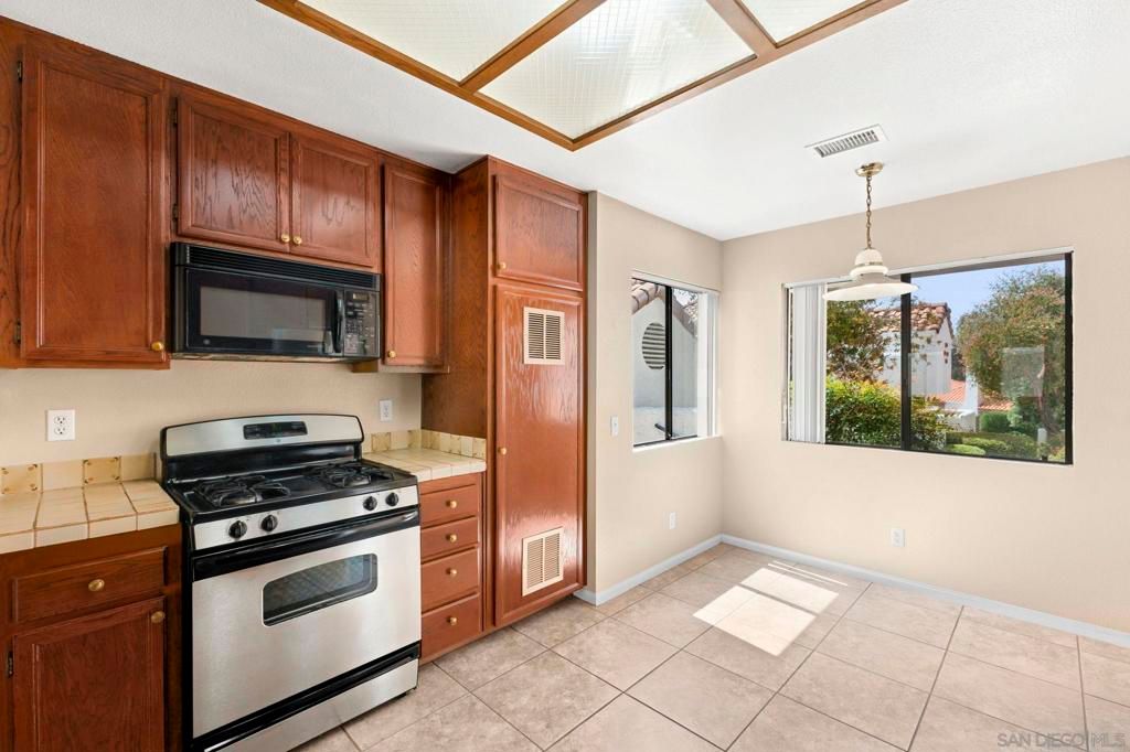 Image 5 of property listing at 4576 Villas Drive, Bonita, CA 91902