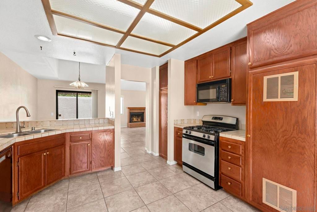 Image 6 of property listing at 4576 Villas Drive, Bonita, CA 91902