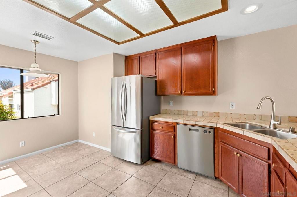 Image 7 of property listing at 4576 Villas Drive, Bonita, CA 91902