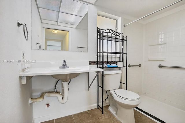 8951 Sunrise Lakes Blvd 105, Sunrise, FL 33322