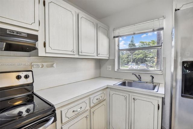 8951 Sunrise Lakes Blvd 105, Sunrise, FL 33322