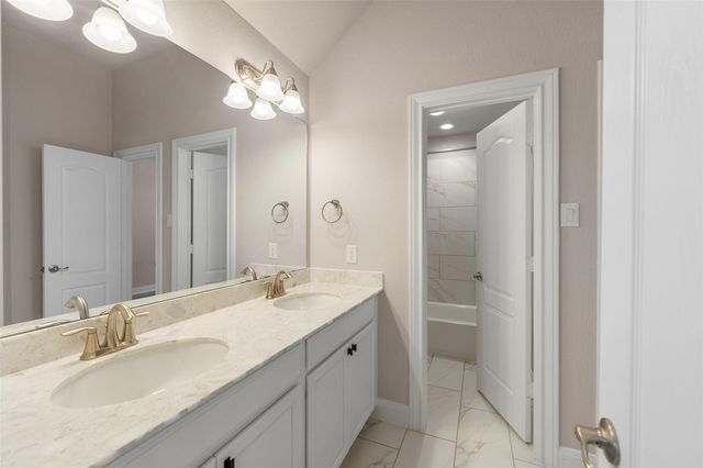 1524 N Blue Bonnet Lane, Angleton, TX 77515