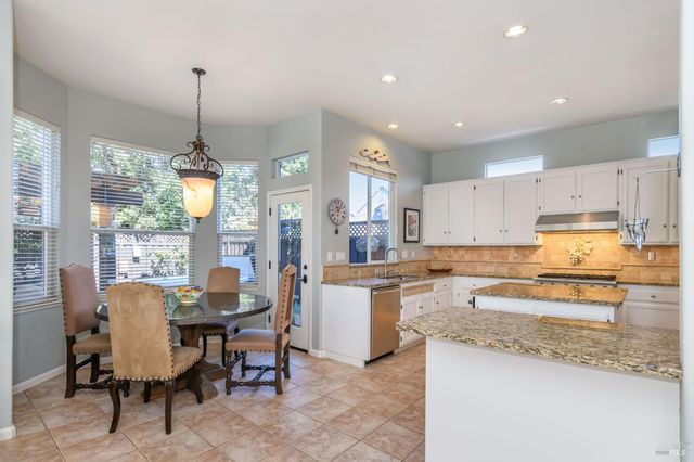 2 Wedgewood Ct, Petaluma, CA 94954