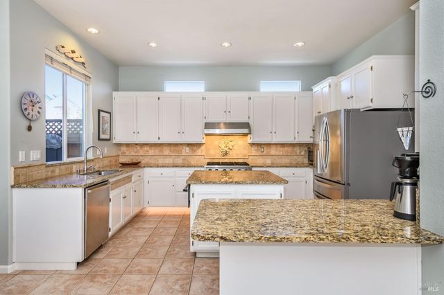 2 Wedgewood Ct, Petaluma, CA 94954