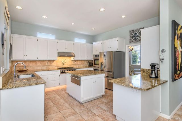 2 Wedgewood Ct, Petaluma, CA 94954