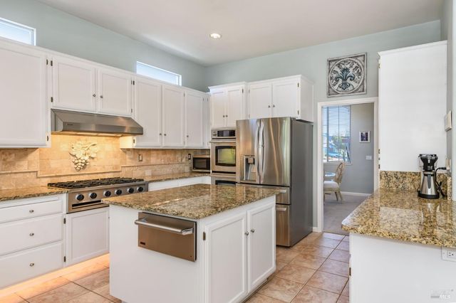 2 Wedgewood Ct, Petaluma, CA 94954