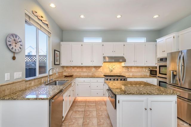 2 Wedgewood Ct, Petaluma, CA 94954