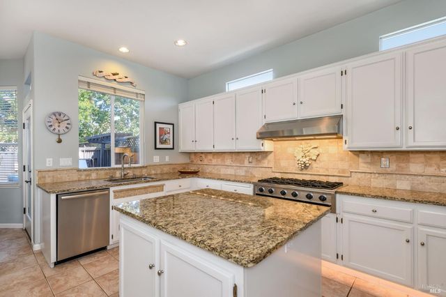 2 Wedgewood Ct, Petaluma, CA 94954