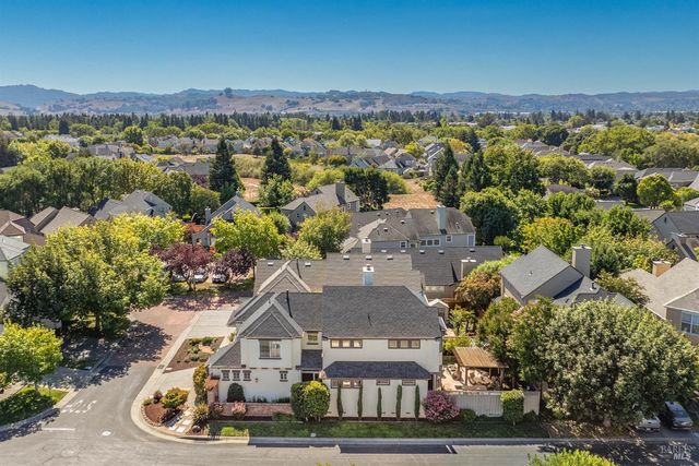 2 Wedgewood Ct, Petaluma, CA 94954