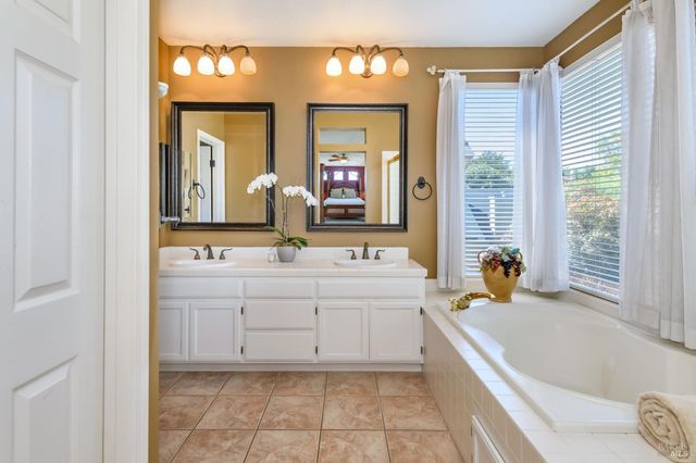 2 Wedgewood Ct, Petaluma, CA 94954