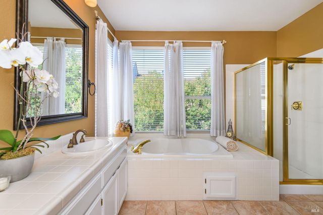 2 Wedgewood Ct, Petaluma, CA 94954