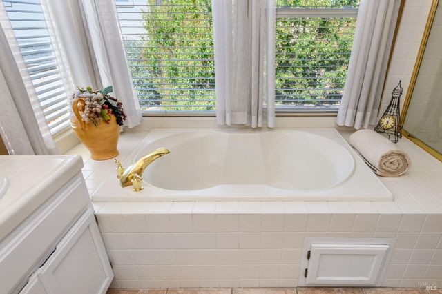 2 Wedgewood Ct, Petaluma, CA 94954