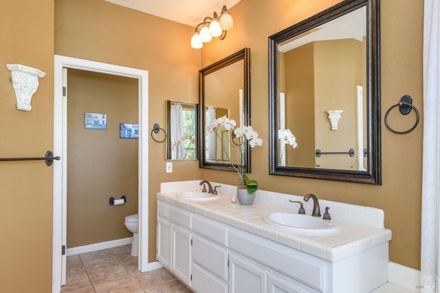 2 Wedgewood Ct, Petaluma, CA 94954