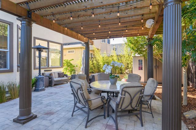 2 Wedgewood Ct, Petaluma, CA 94954