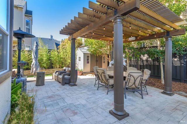 2 Wedgewood Ct, Petaluma, CA 94954