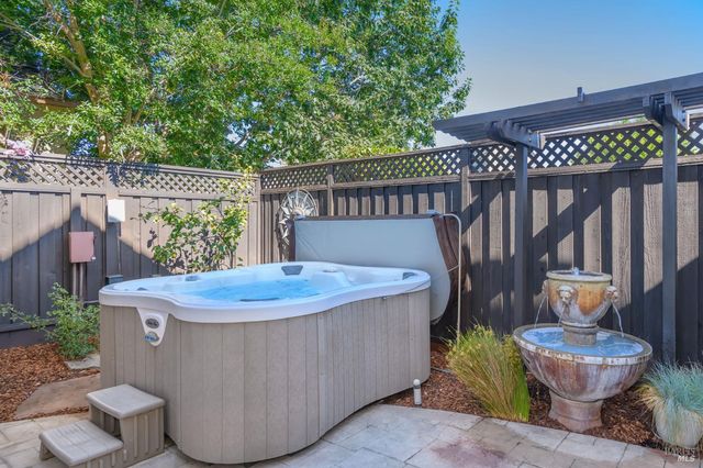 2 Wedgewood Ct, Petaluma, CA 94954