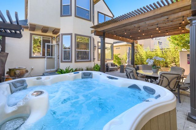 2 Wedgewood Ct, Petaluma, CA 94954