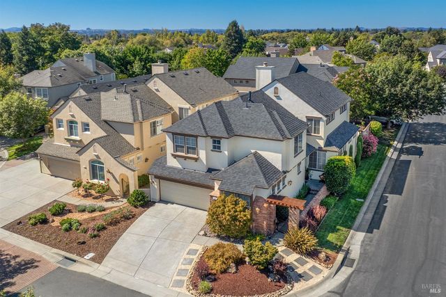 2 Wedgewood Ct, Petaluma, CA 94954