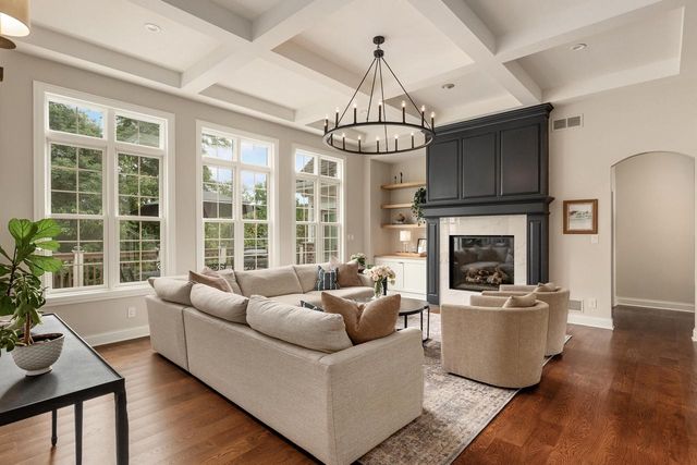 2120 Carriage Hills DRIVE, Delafield, WI 53018