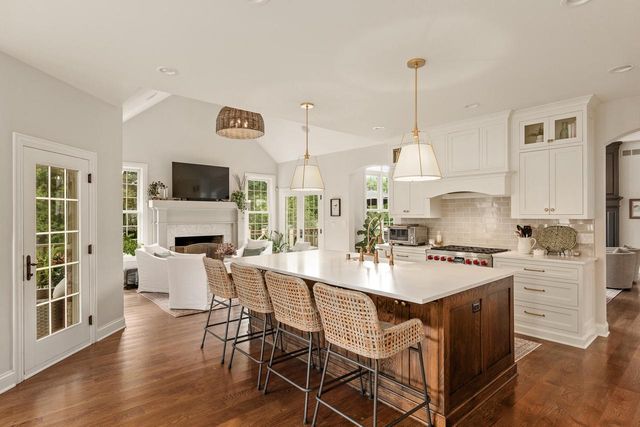 2120 Carriage Hills DRIVE, Delafield, WI 53018