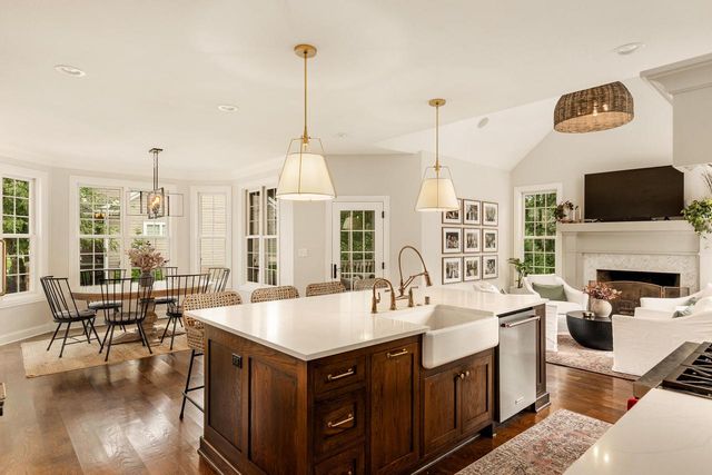 2120 Carriage Hills DRIVE, Delafield, WI 53018