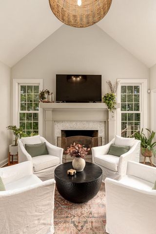 2120 Carriage Hills DRIVE, Delafield, WI 53018