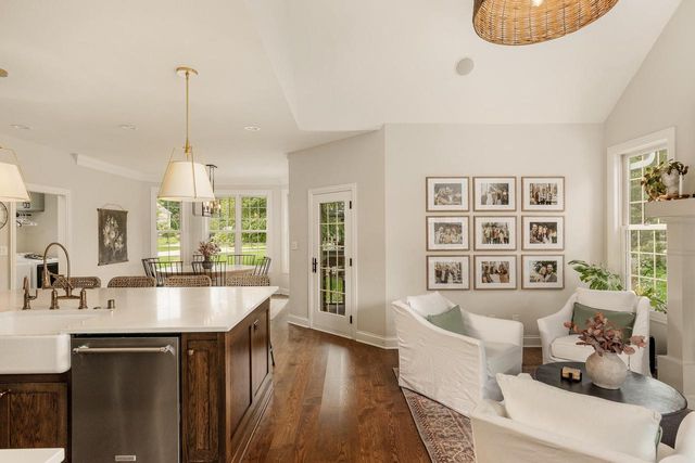 2120 Carriage Hills DRIVE, Delafield, WI 53018