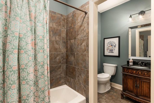 2120 Carriage Hills DRIVE, Delafield, WI 53018