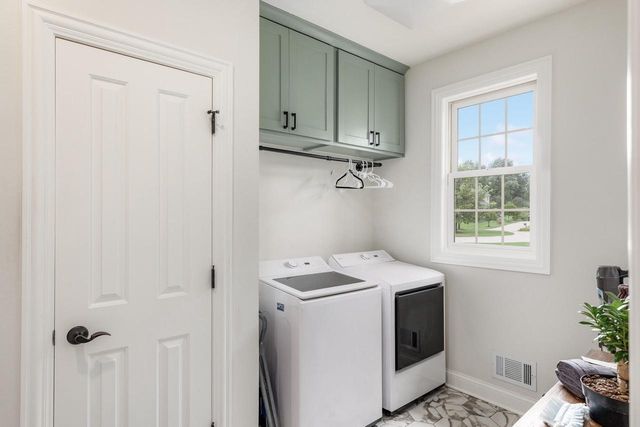 2120 Carriage Hills DRIVE, Delafield, WI 53018