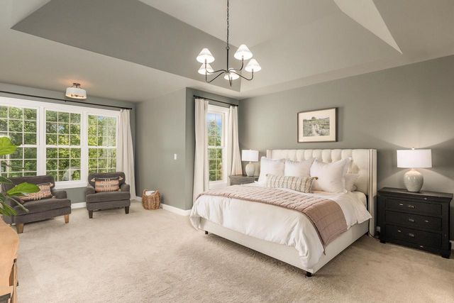 2120 Carriage Hills DRIVE, Delafield, WI 53018