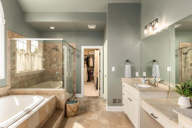 2120 Carriage Hills DRIVE, Delafield, WI 53018
