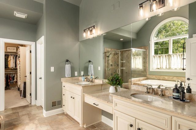 2120 Carriage Hills DRIVE, Delafield, WI 53018