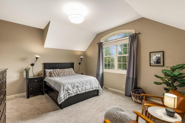 2120 Carriage Hills DRIVE, Delafield, WI 53018