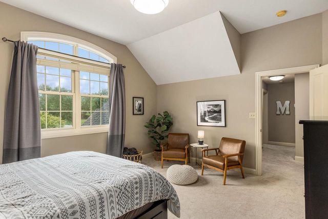 2120 Carriage Hills DRIVE, Delafield, WI 53018