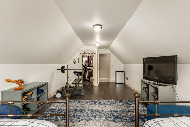 2120 Carriage Hills DRIVE, Delafield, WI 53018