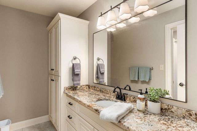 2120 Carriage Hills DRIVE, Delafield, WI 53018