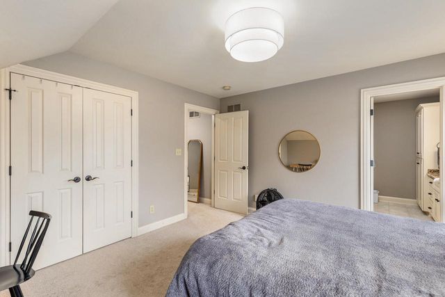 2120 Carriage Hills DRIVE, Delafield, WI 53018