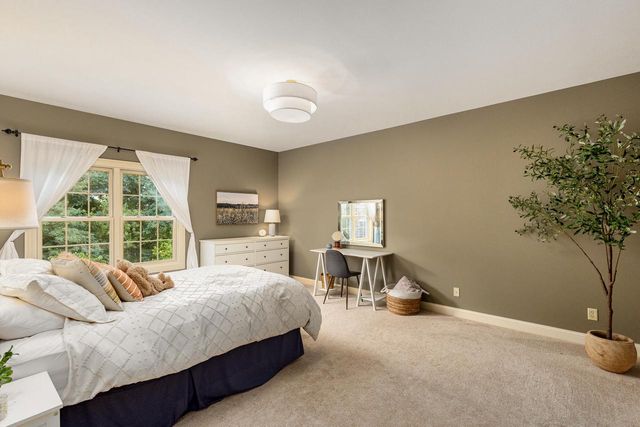 2120 Carriage Hills DRIVE, Delafield, WI 53018
